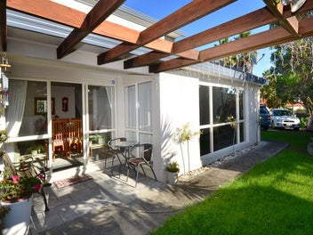 Privacy - 4 Bedrooms - 2 Lounges - Big Garage