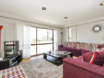 SOLID & SPACIOUS IN TOP LOCATION BY ASTLEY AVENUE