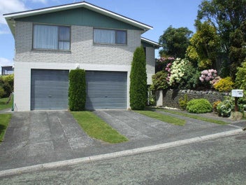 Large 4 Bedroom Home PLUS Section