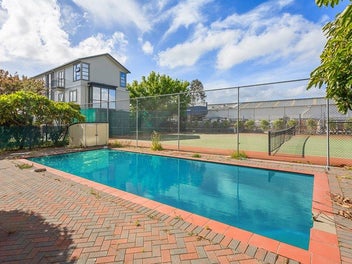 SPACIOUS 1 BEDROOM APARTMENT IN NEW LYNN CENTRAL