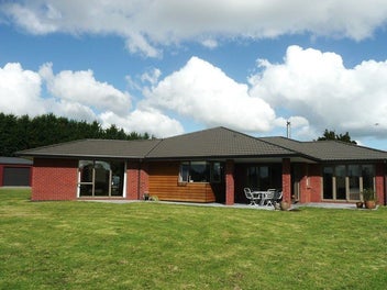 EXECUTIVE RESIDENCE - 9.66HA - IT'S GOTTA GO