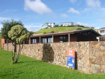 Seaviews - Prime Location !!
