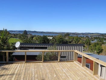 WATER VIEW - PRIVATE - BRIGHT & SUNNY!