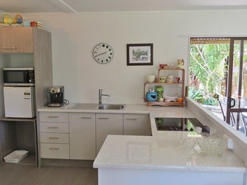 Newly renovated cottage - Private, sunny lands...