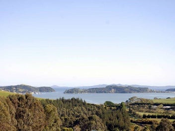 Commanding Position – Quality Family Residence