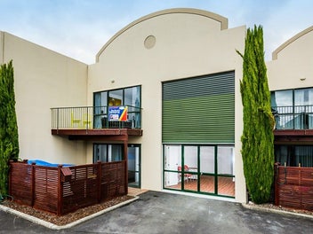 LIVE AND WORK or SIMPLY LIVE OPPORTUNITY IN ALBANY