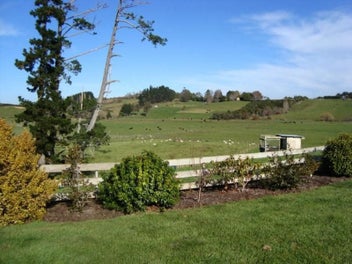 COUNTRY LIVING - CITY CONVENIENCE