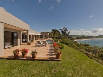 COASTAL LUXURY HIDEAWAY AT HOT WATER BEACH!