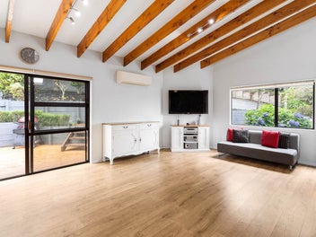Elevated, Spectacular views with Triple Car Ga...
