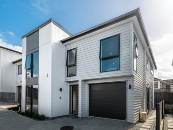 Sunshine, Style, and Coastal Vibes – Brand New...