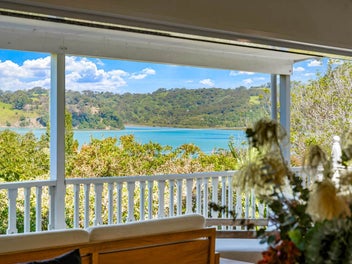 A Seaside Sweetheart on Te Kapa Inlet