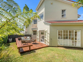 Sunny Ellerslie – 3 Bed, 2.5 Bath, Dble Garage