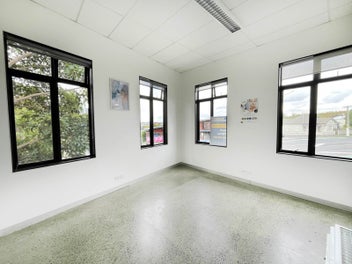 Image 1 of 7