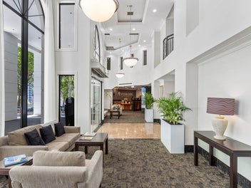 Freehold, Sunny CBD crash pad with Carpark