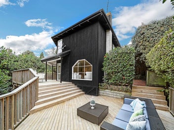 Sunlit Modern Sanctuary in Premier DGZ