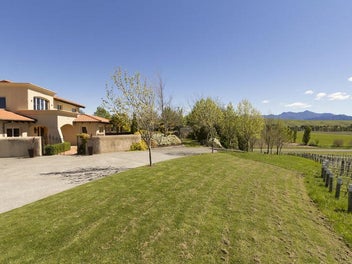 Landmark Home & Award Winning Vineyard
