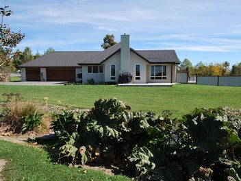 Dry Hills Estate - Desirable Residence