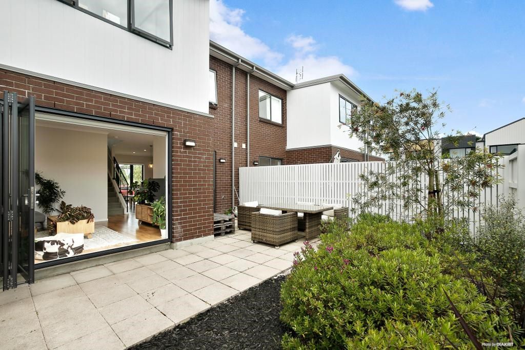UNINTERRUPTED RIVER VIEWS — slide 1
