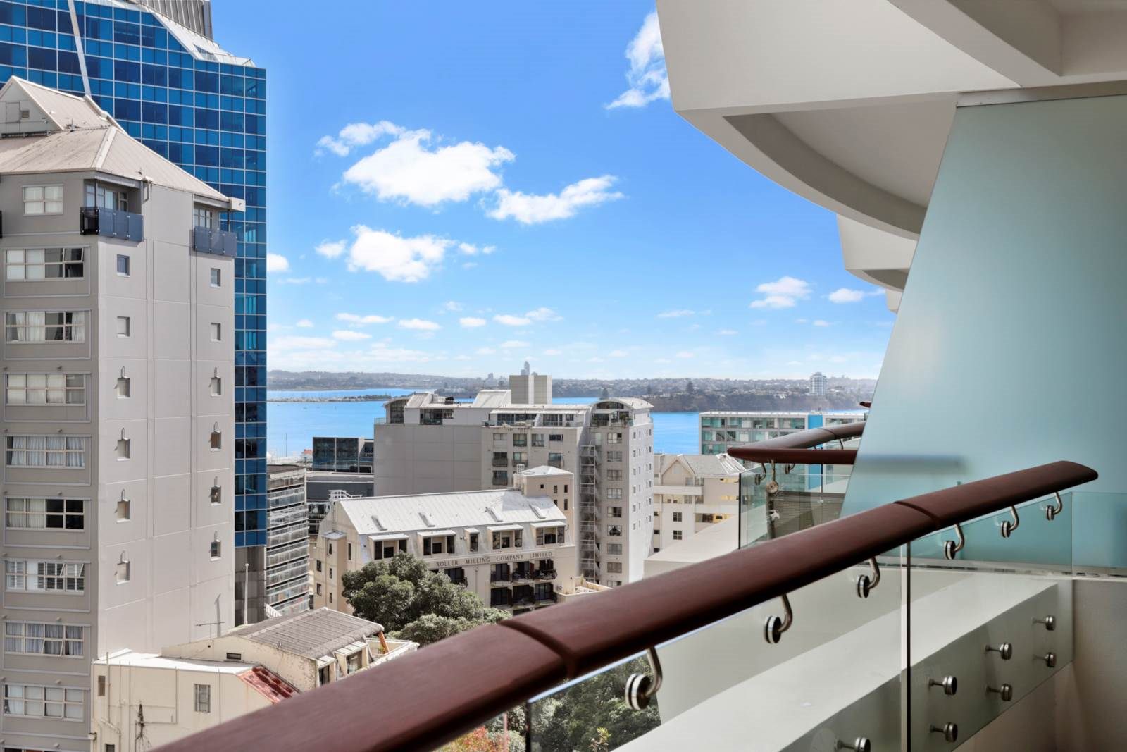 MAGNIFICENT PULLMAN RESIDENCE — slide 2