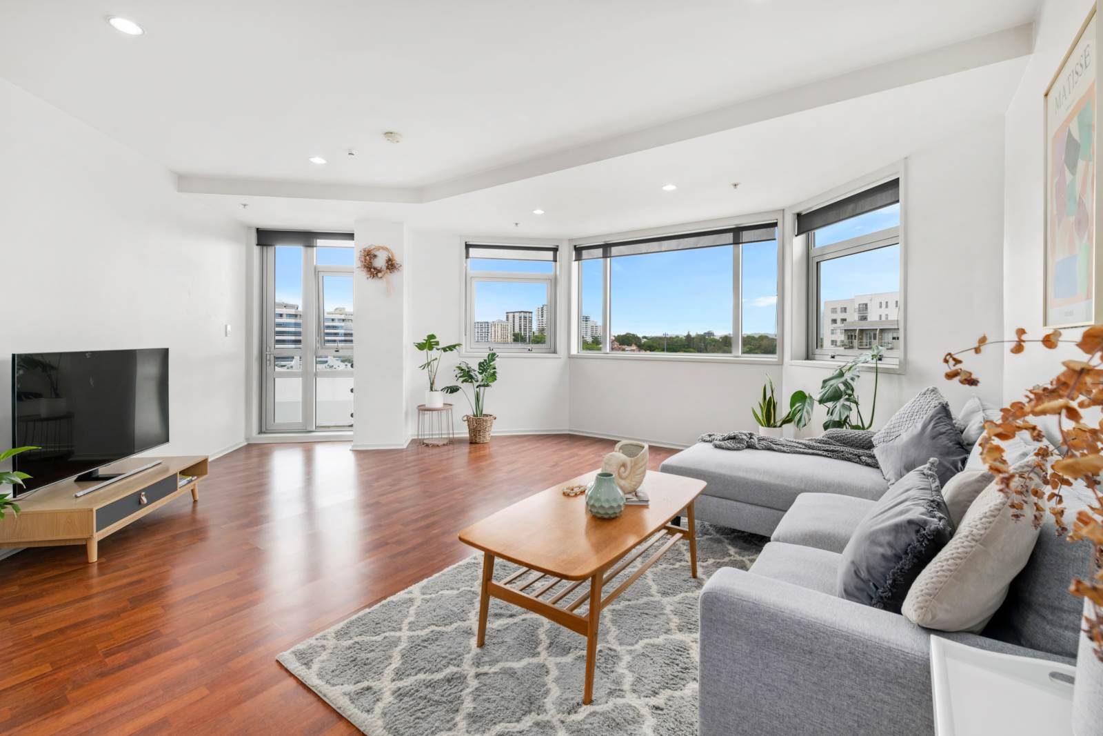 Big 100sqm 2 Bed + Carpark & Pet Friendly — slide 1
