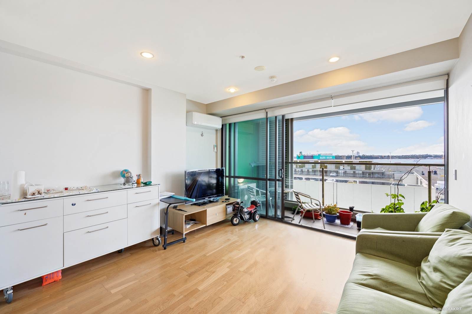 Great Waterfront Living with 2 Carparks — slide 2