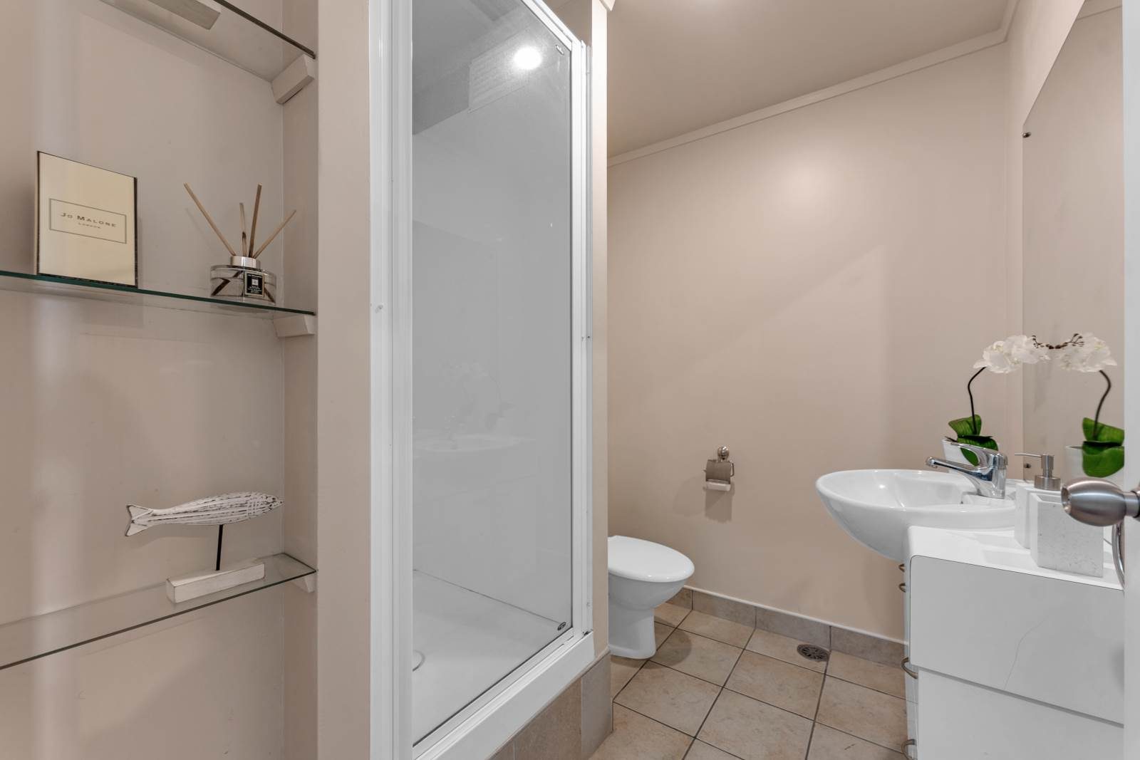Stunning Terrace Home with Sea Views, Newmarket — slide 21