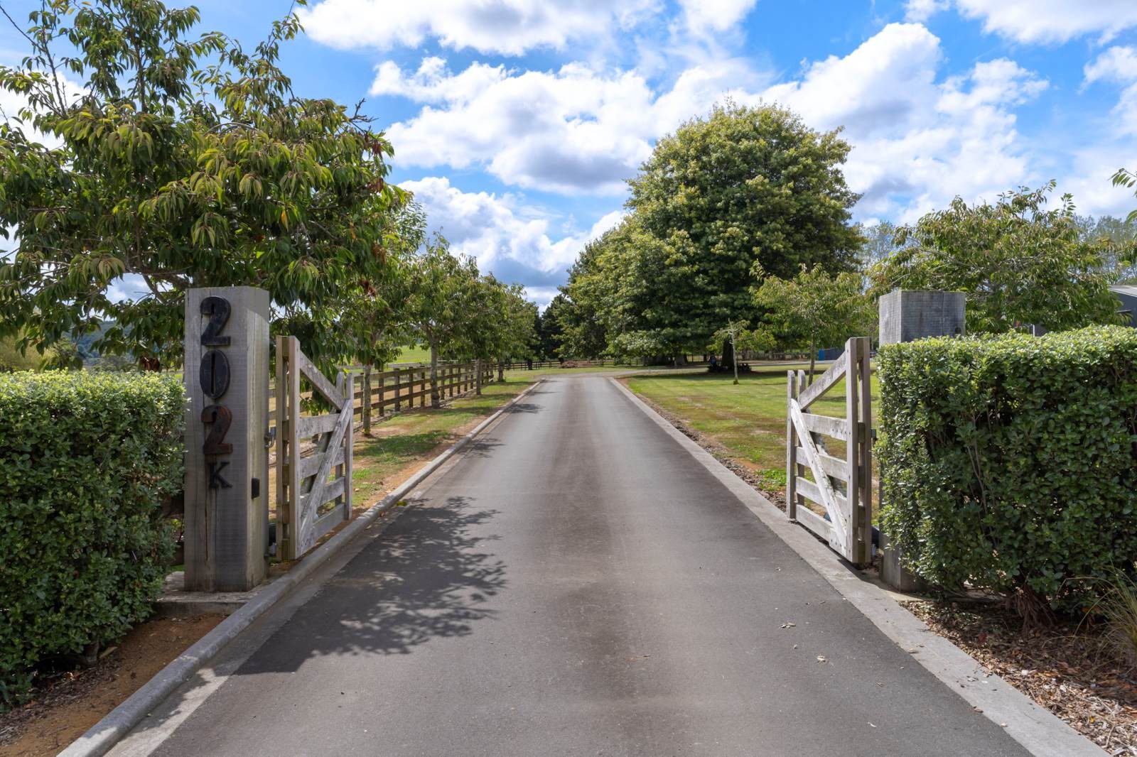 MINUTES TO THE MOTORWAY! — slide 35