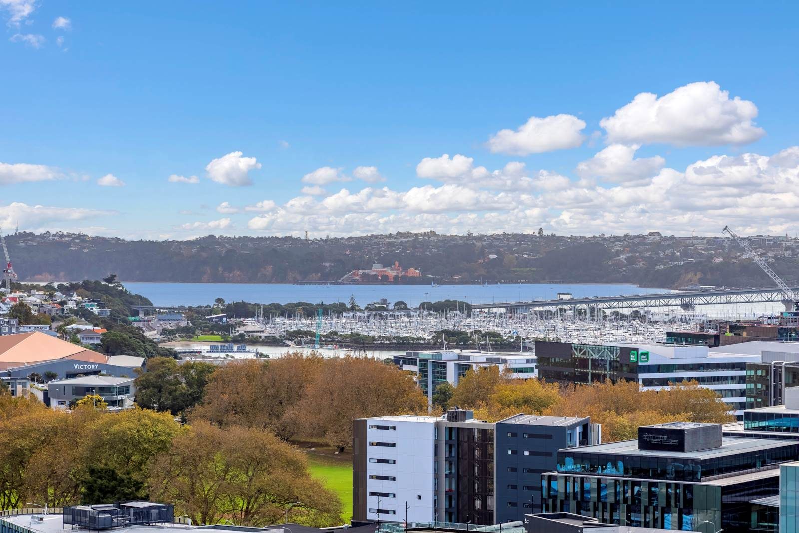 Great Seaview Living by Sky Tower — slide 1