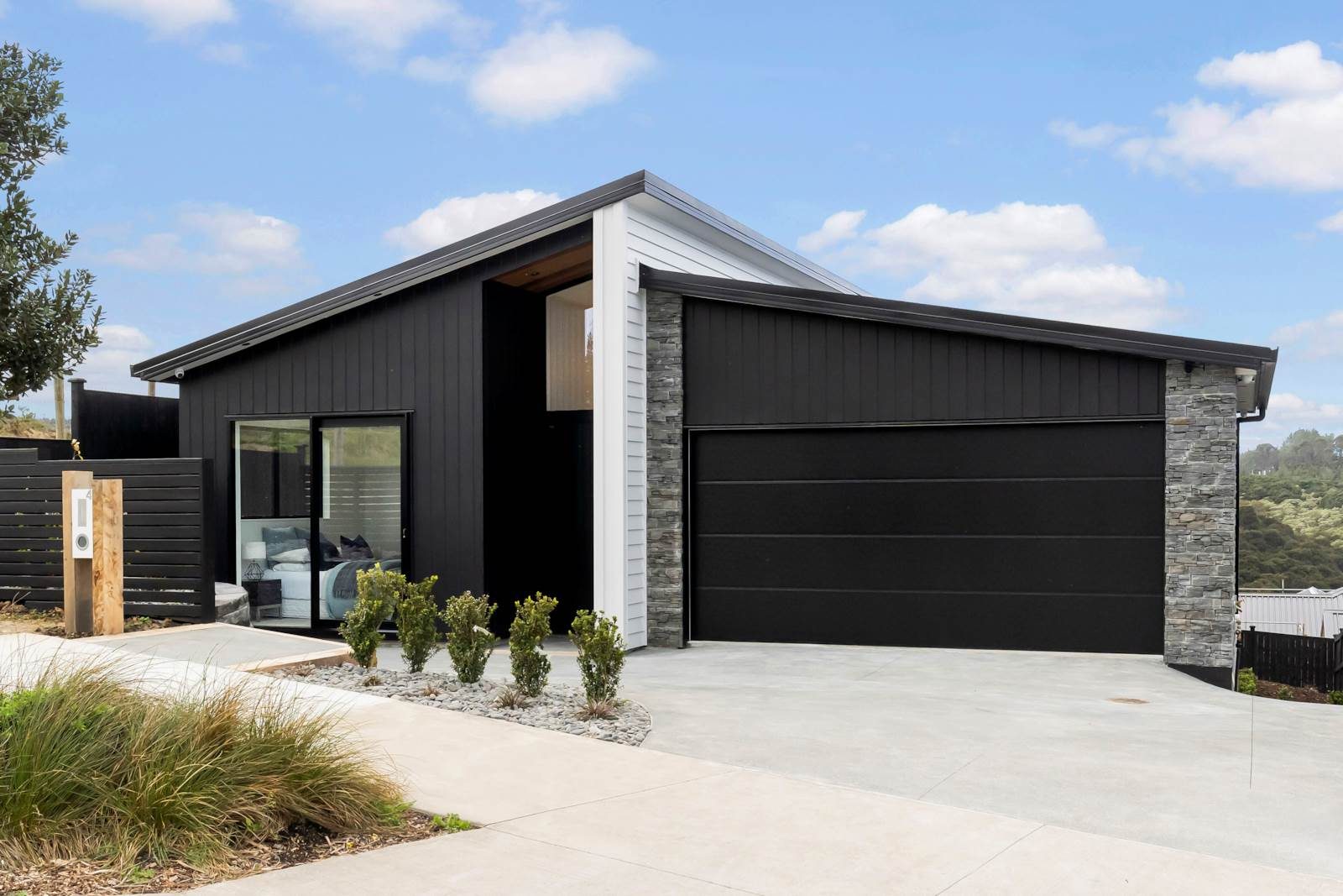 Single Level Premium Living in Arahill — slide 1