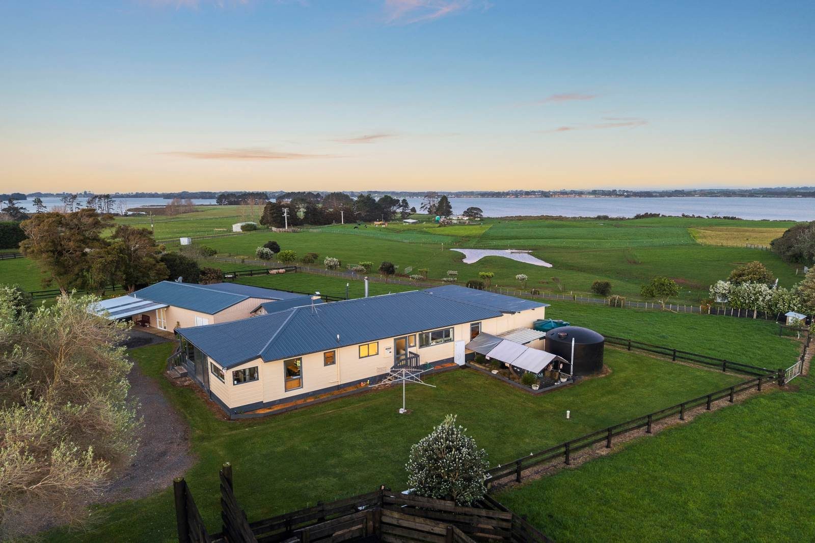 Family Fabulous Lifestyle Property - Harbour Views — slide 2
