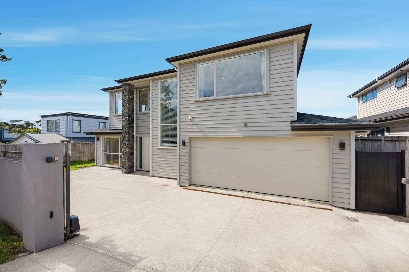 Modern Family Luxury with Seaview — slide 1