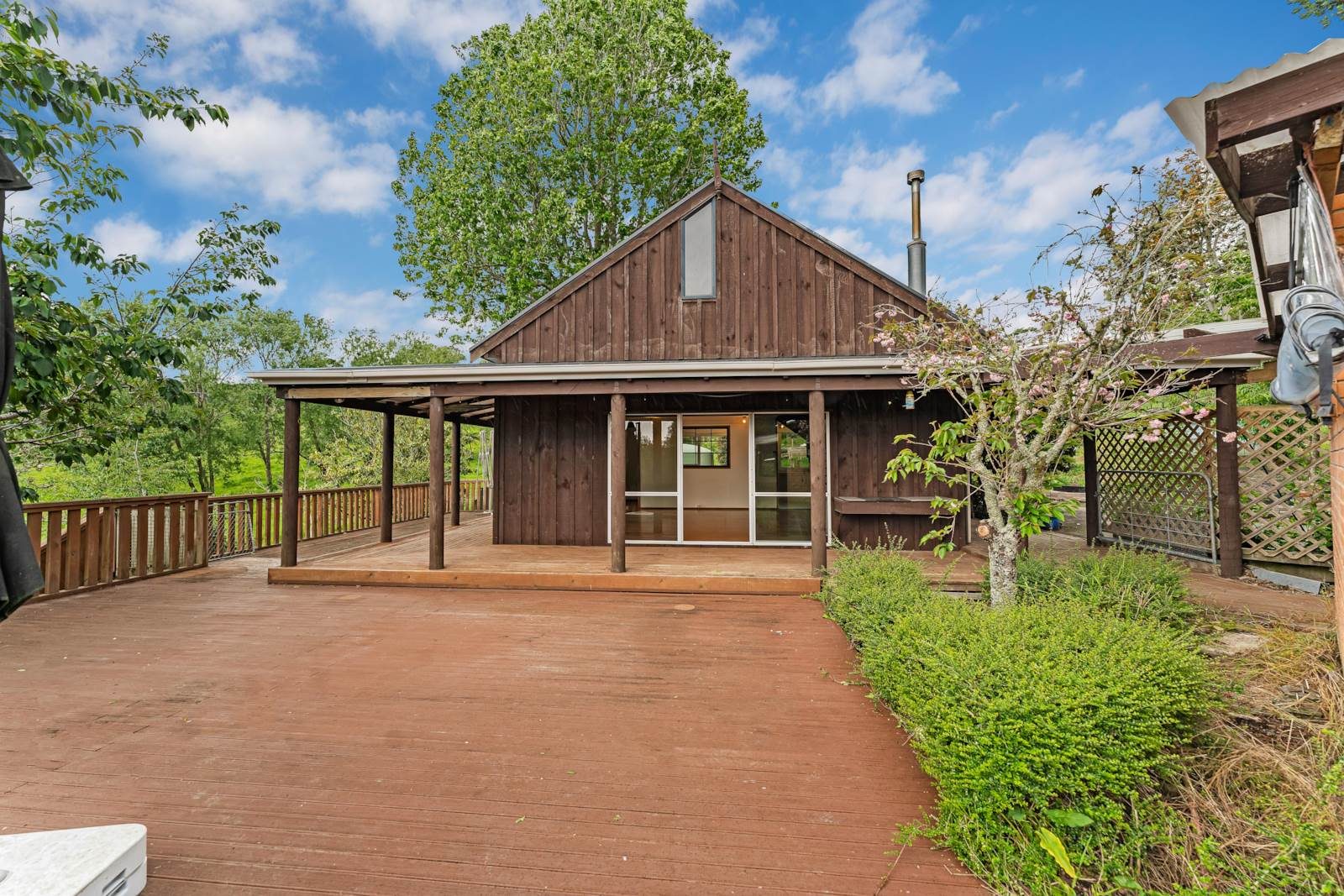 A Distinguished Country Estate - 10 Acres — slide 6