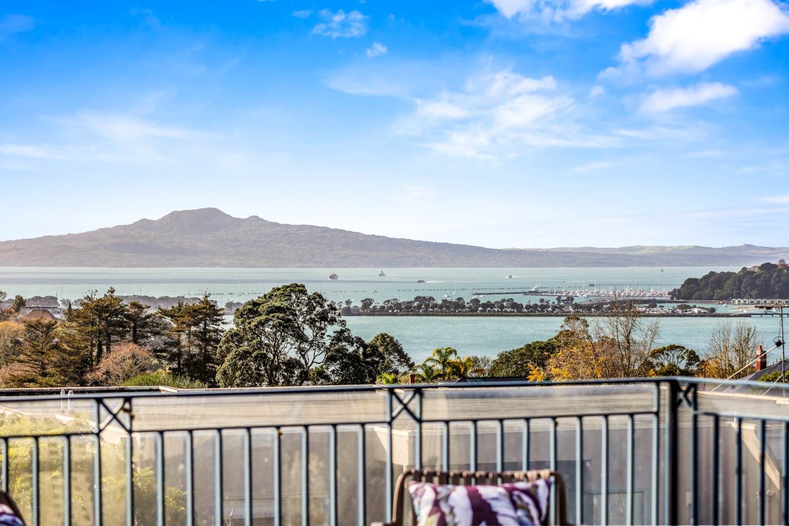 Spectacular Sea Views in DGZ Remuera — slide 2