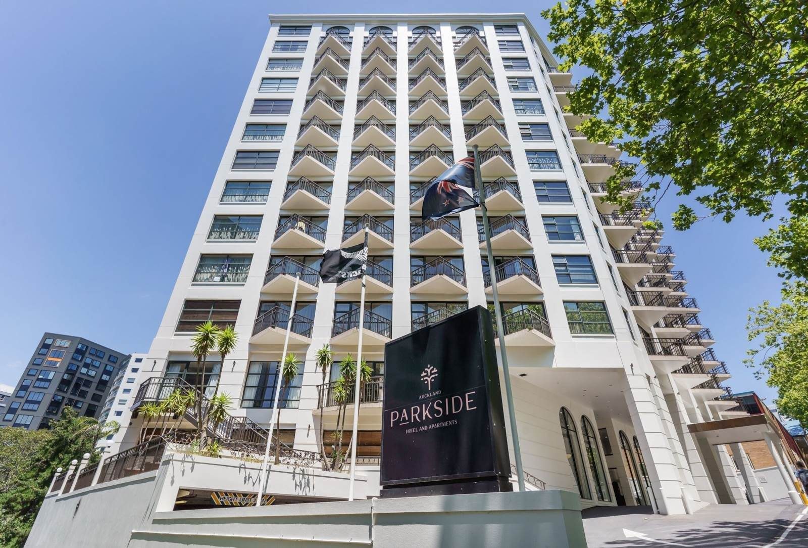 Freehold, Sunny CBD crash pad with Carpark — slide 1