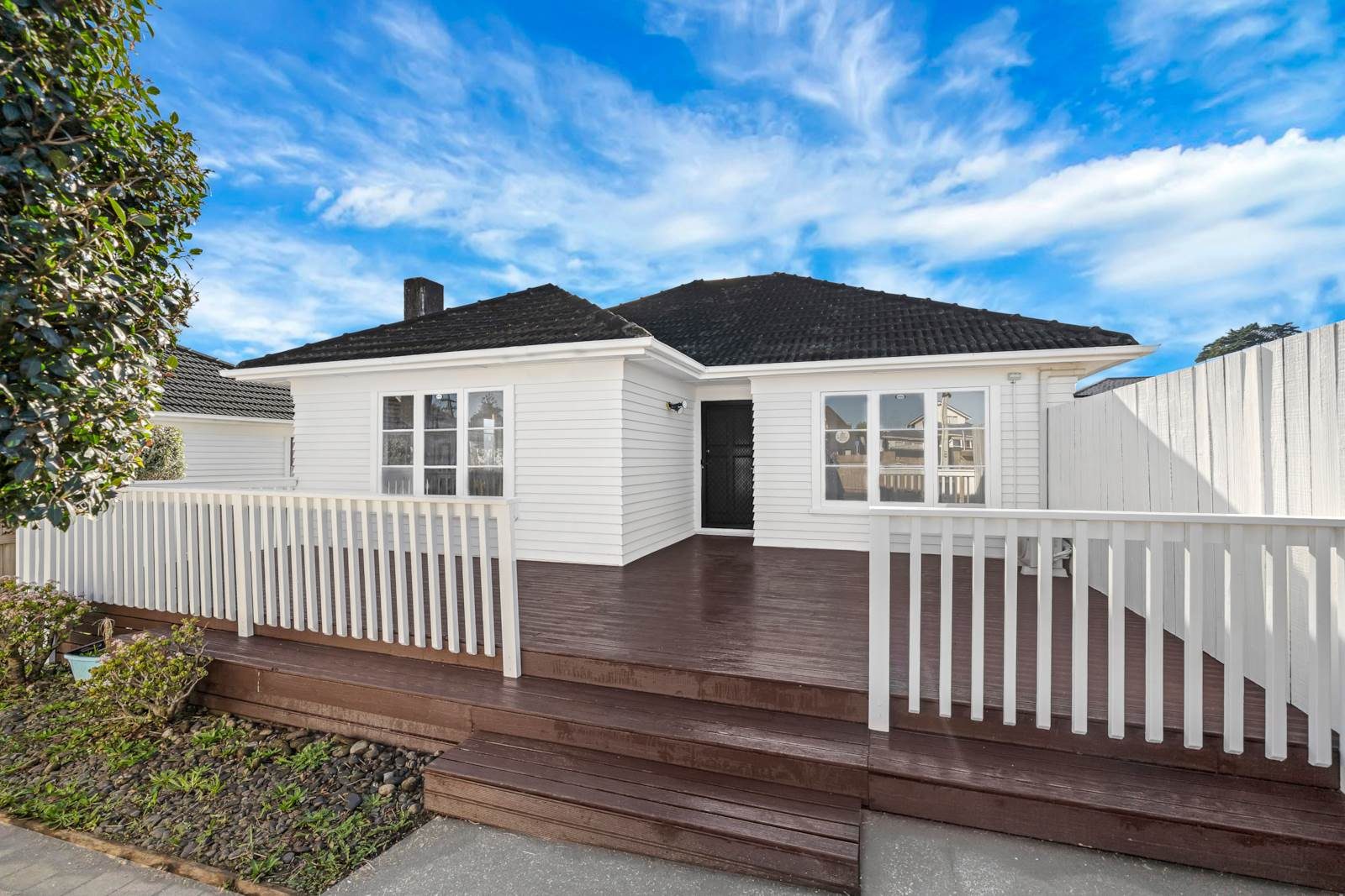 Classic Weatherboard Gem – Prime Location — slide 1