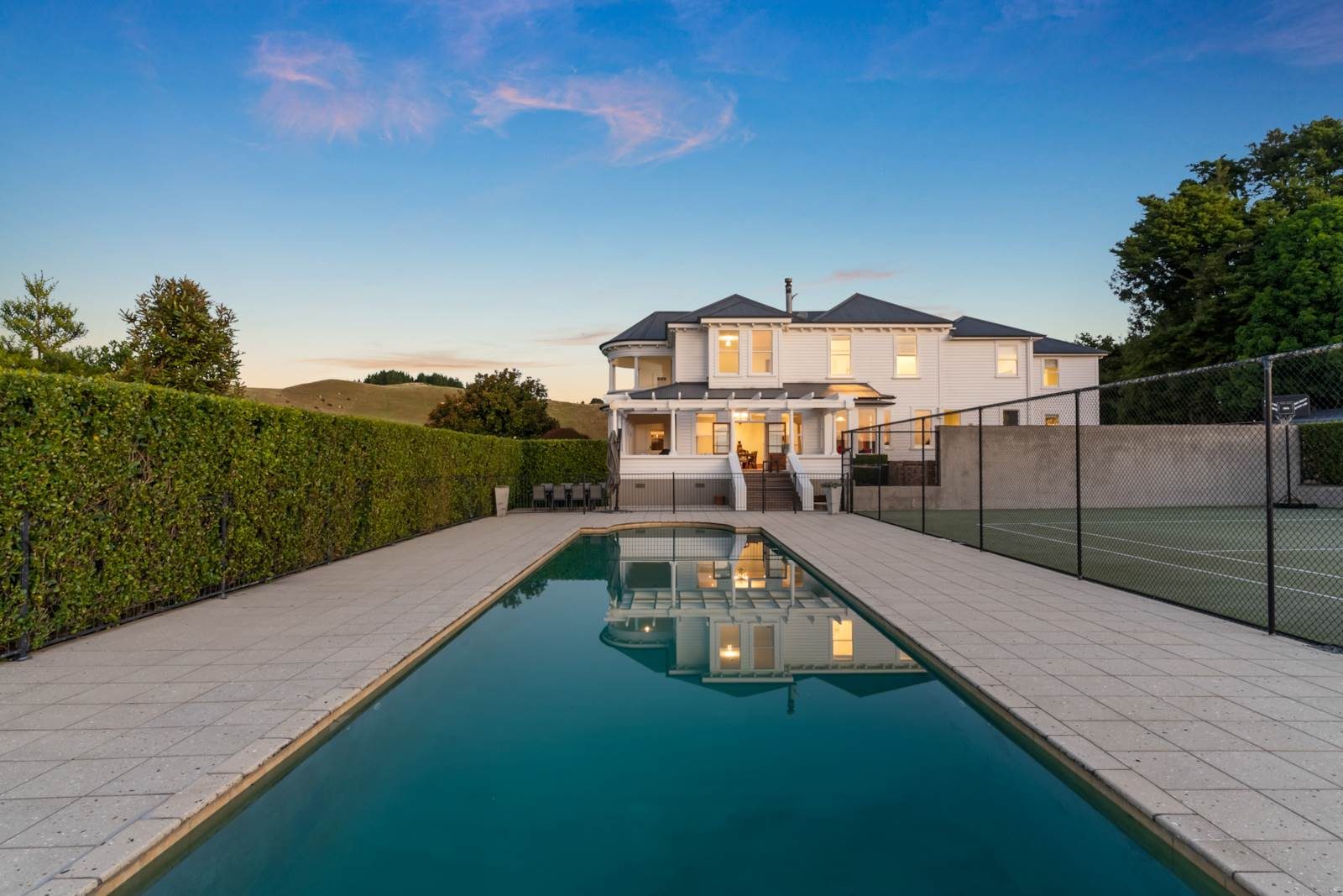 FLAWLESS ICONIC ELEGANCE + RESORT AMENITIES — slide 2