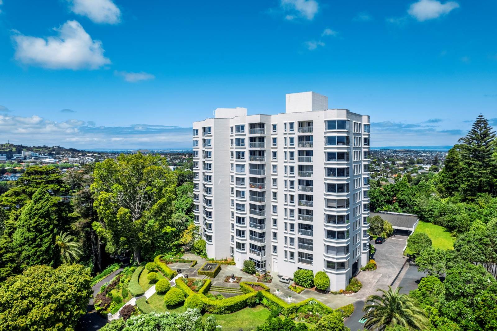 A CLASSIC APARTMENT IN A LANDMARK BUILDING ‘TH... — slide 1