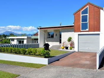 1 La Salle Drive, Westown, New Plymouth