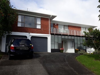 8 Ian Place, Glendene, Auckland