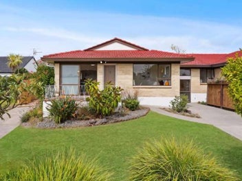 2/39 Rapallo Place, Farm Cove, Auckland