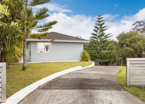 8 Papa Place, Birkdale, Auckland