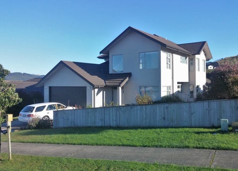 8 Paparoa Crescent, Aotea, Porirua