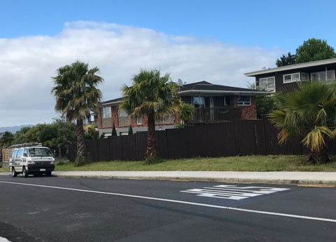 1 Cyclarama Crescent, Massey, Auckland