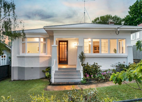 11A Le Roy Terrace, Birkenhead, Auckland