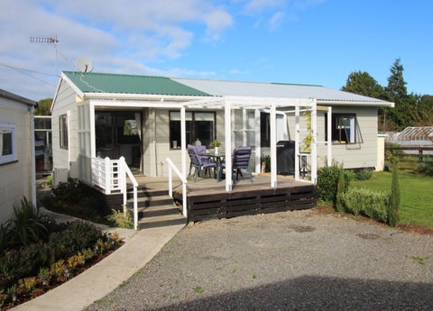 17A Flower Street, Bulls