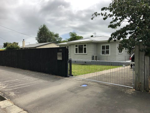 284 High Street South, Carterton