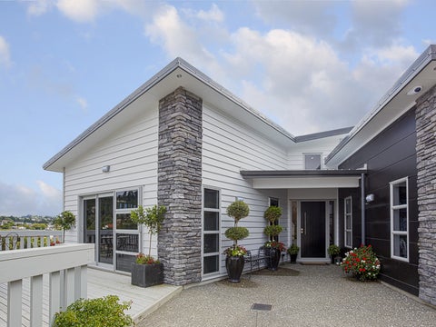 18 Bluejacket Place, Whitby, Porirua