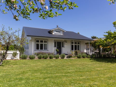 264 High Street South, Carterton