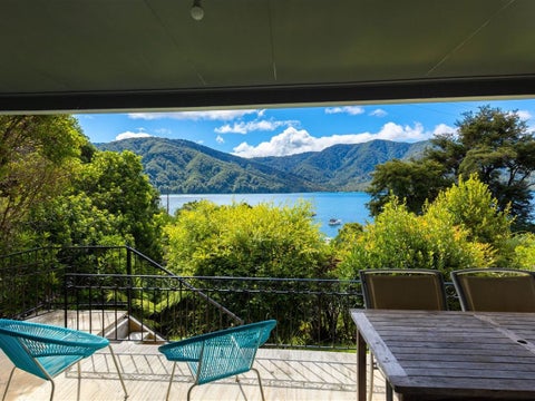 1974 Queen Charlotte Drive, Momorangi Bay