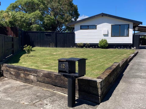 12 Suzanne Grove, Kelvin Grove, Palmerston North